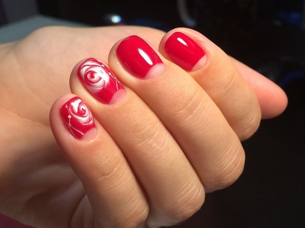 Красный маникюр с розами