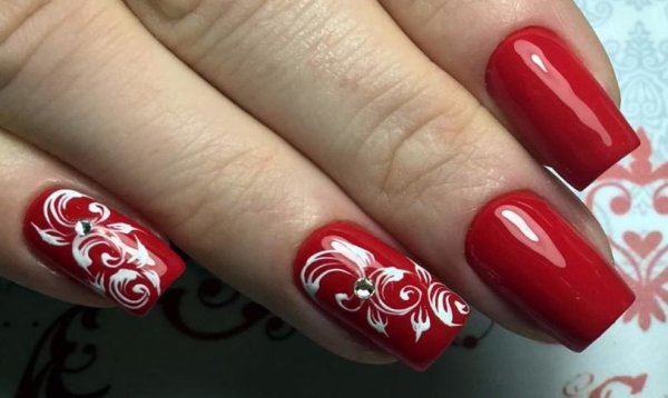 Красные ногти с вензелями
