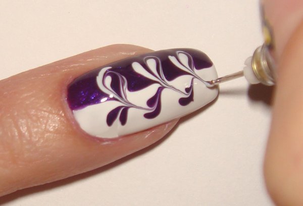 Узоры на ногтях иголкой