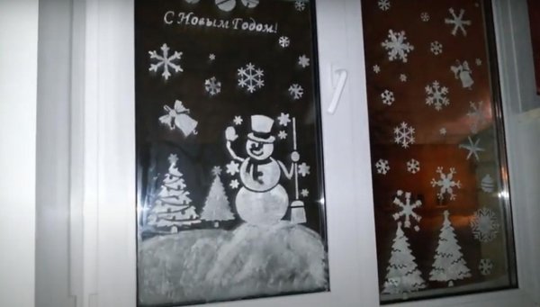 Рисунки пастой на стекле