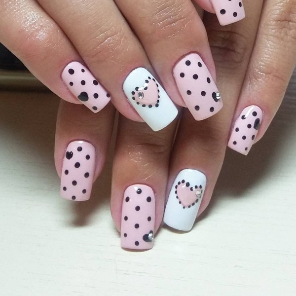 Маникюр с точками