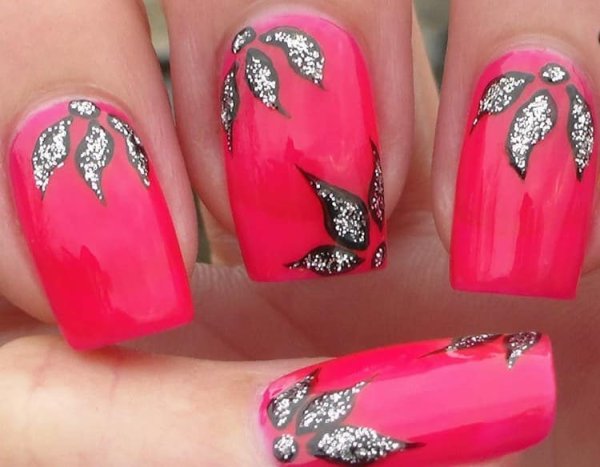 Яркие ногти с блестками и рисунком