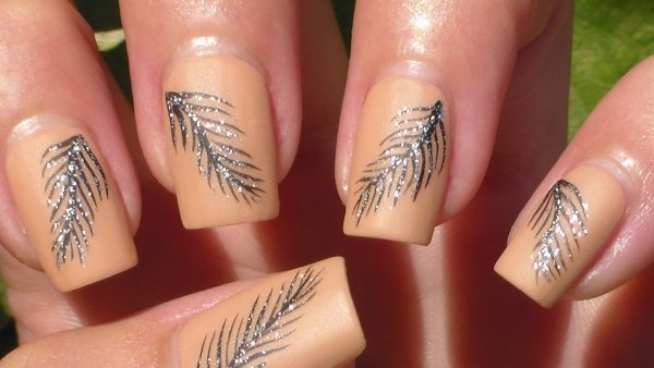 Маникюр с перышками и листиками