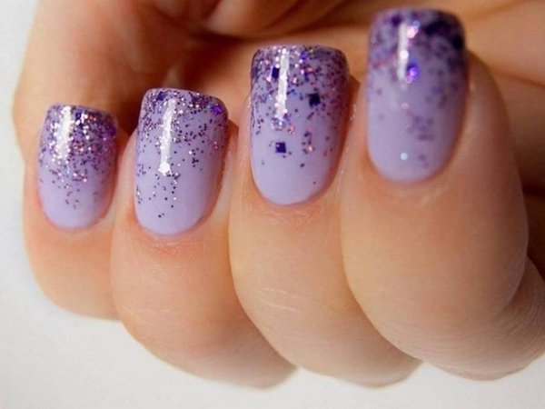 Маникюр сиреневый с растяжкой блестками