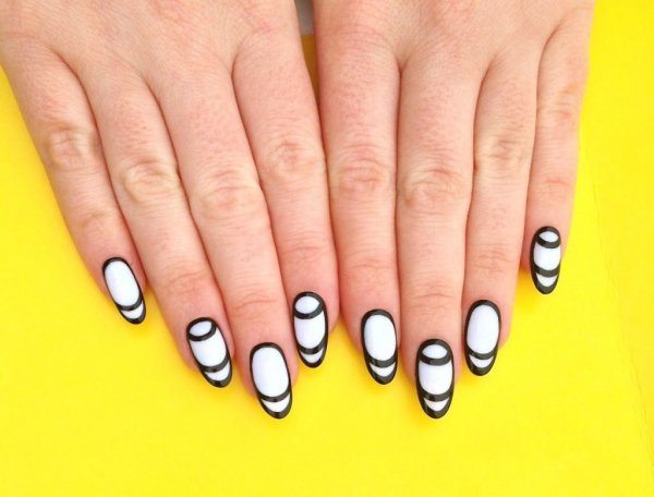 Маникюр с черным рисунком цветочки