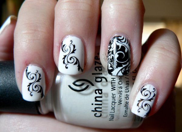 Черно белый маникюр легкий