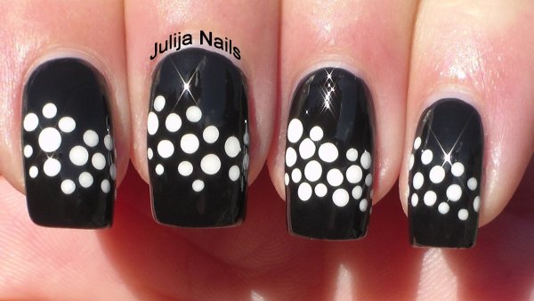 Белый маникюр с черными точками