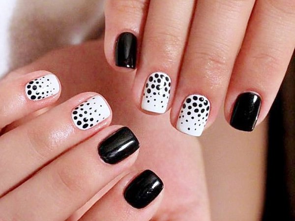 Белый маникюр с черными точками