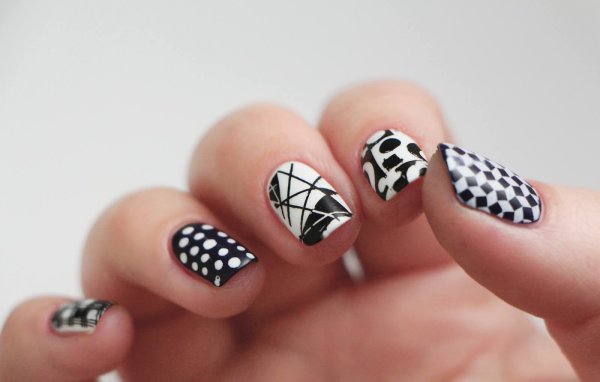 Черно белый геометрический маникюр