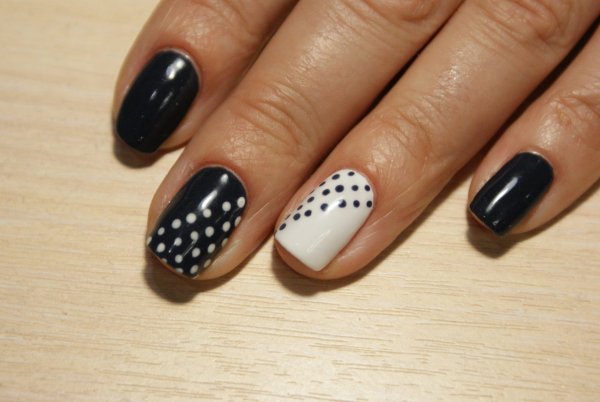 Белые ногти с черными точками