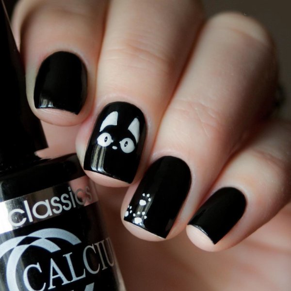 Чёрные ногти с сердечком