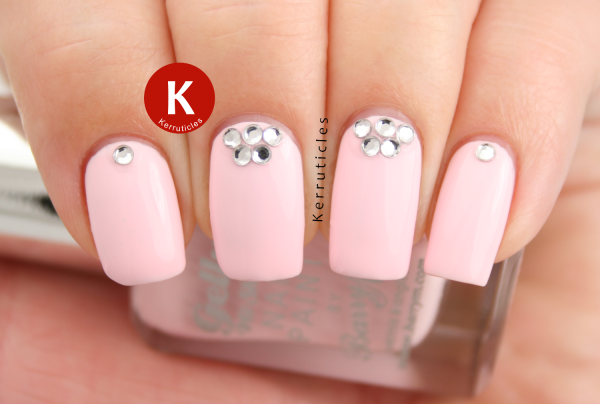 Маникюр со стразами легкий