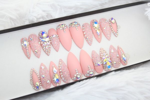 Выкладка стразов на ногтях