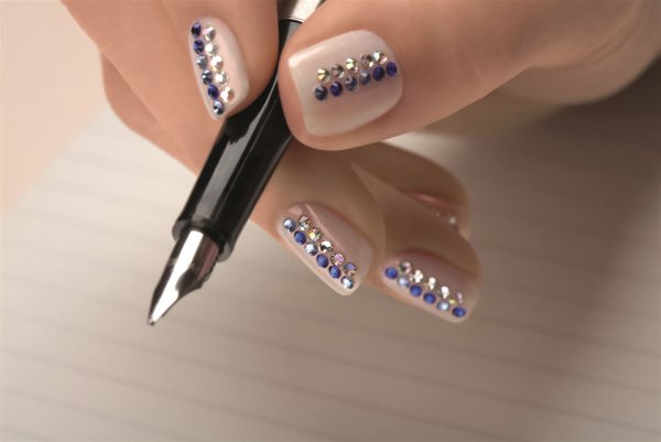 Маникюр со стразами