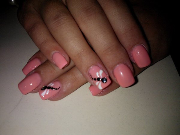 Розовый маникюр со стрекозой