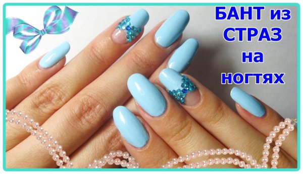 Бантик из страз на ногтях