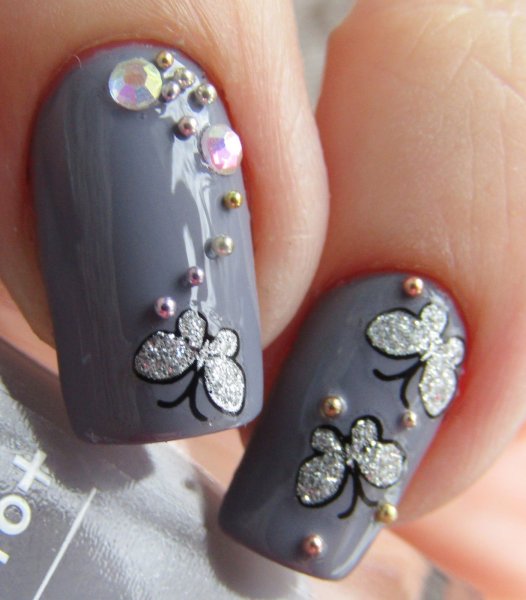Маникюр с накрейками и стразиками