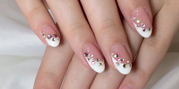 Маникюр рисунки со стразиками простые