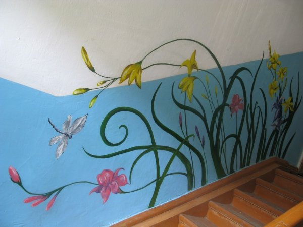 Прикольный рисунок на стене в подъезде