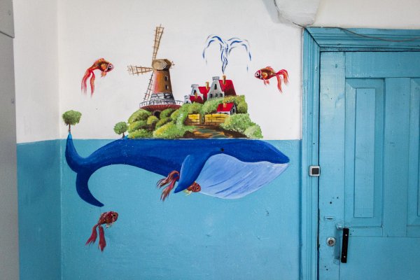 Украшение стен в подъезде