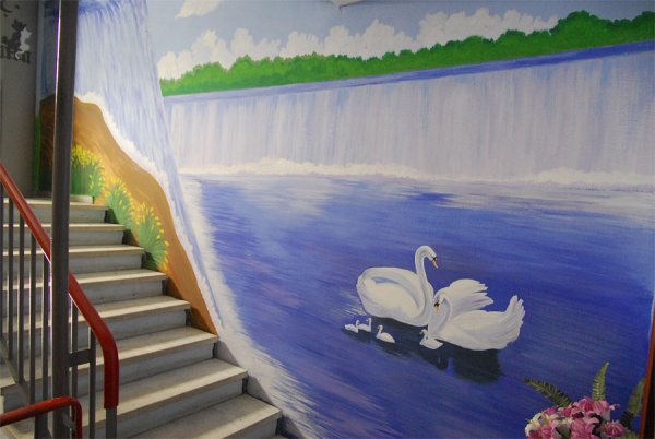 Рисунки в подъезде на стенах