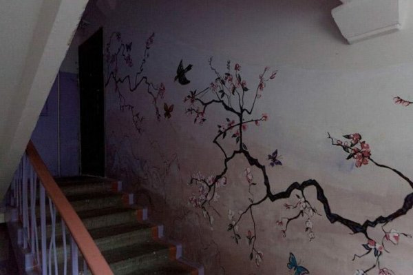 Разрисованная дверь в подъезде