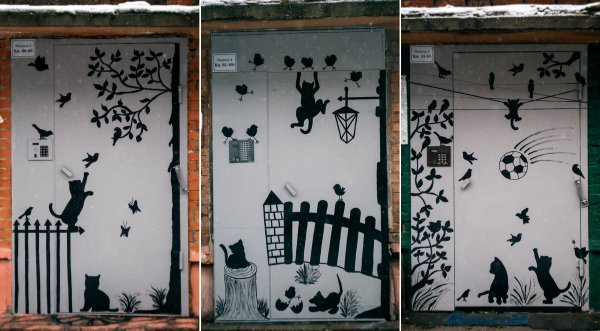 Цветы на стенах в подъезде