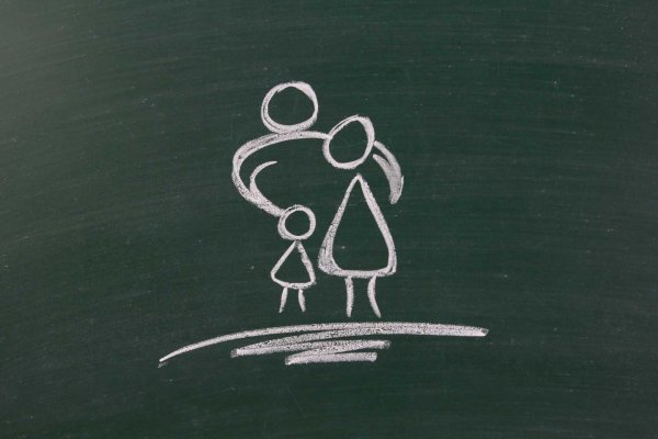 Рисунок мелками на доске легко