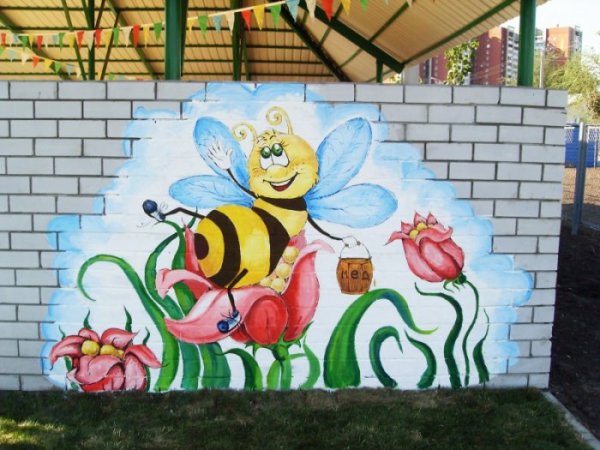 Граффити на стене частного дома