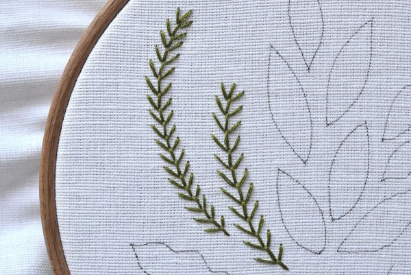 Птичка стебельчатым швом