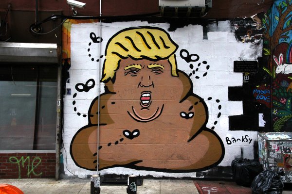 Баллончиком через трафарет