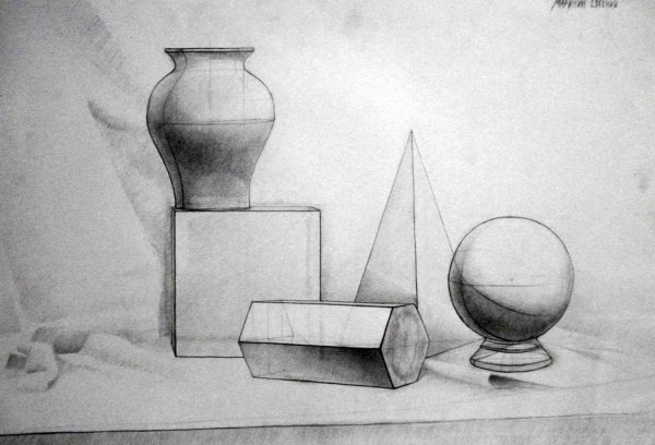 Постановка из геометрических фигур и предметов быта