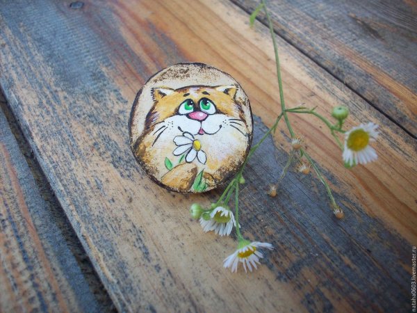 Брошь на спиле дерева