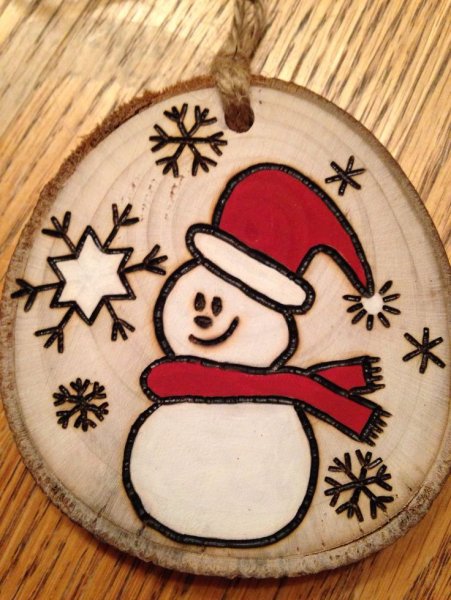 Елочные игрушки на срезе дерева