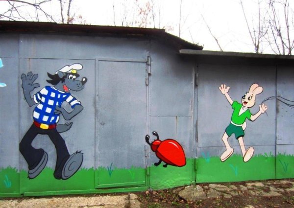 Раскрашенные ворота гаража