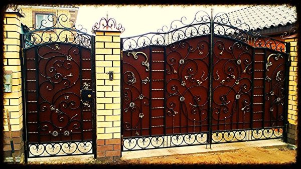 На воротах наклейка