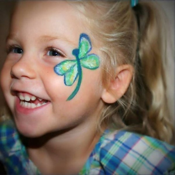 Гримм бабочка на лице ребенка