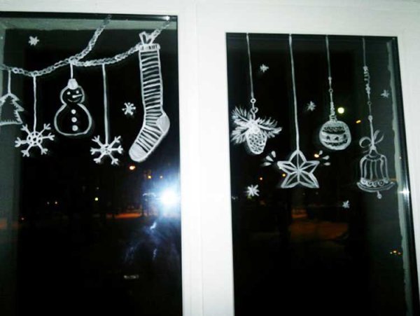 Украшение окон спреем снегом