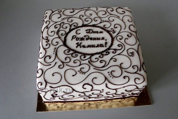 Шоколадные узоры на прямоугольном торте