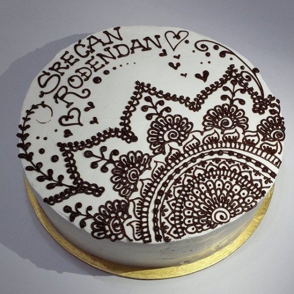 Шоколад через трафарет