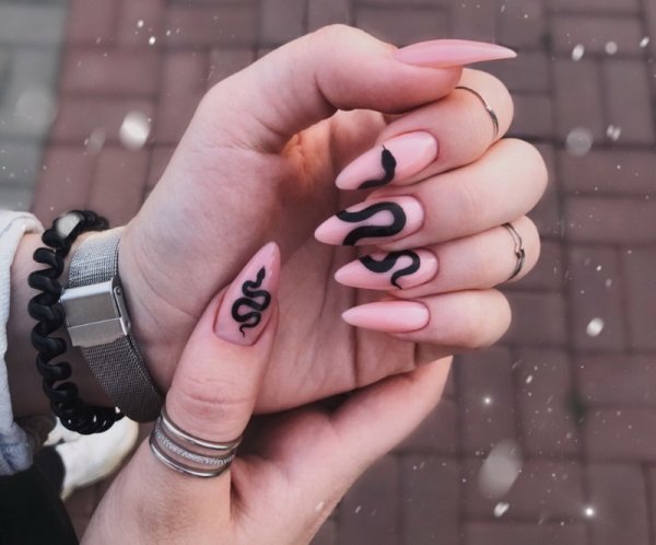 Черный маникюр со змеей
