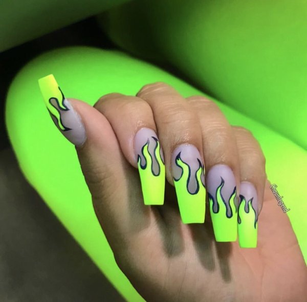 Дизайн ногтей со змеей