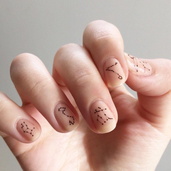 Нюд с наклейками на ногтях