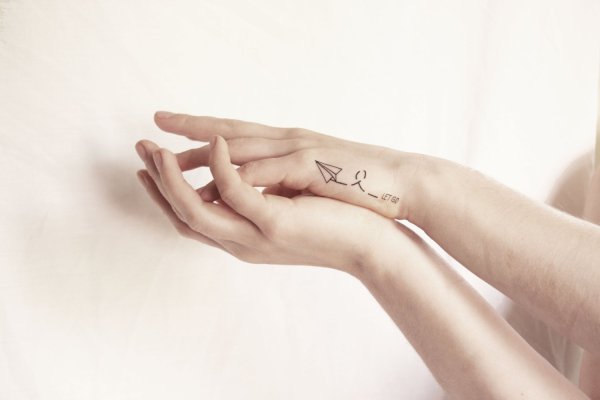 Маленькие татушки на запястье