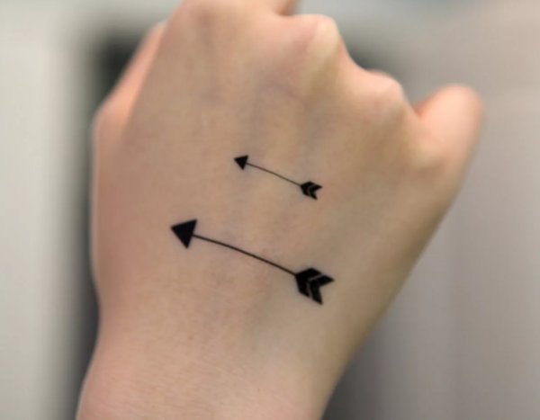 Тату птицы на запястье для девушек