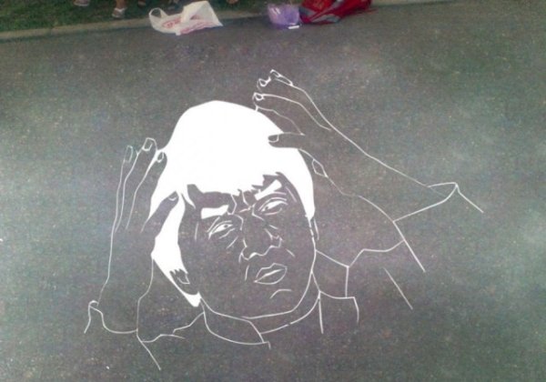 Рисунки на асфальте белым мелом