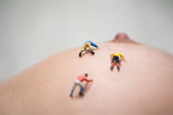 Маленькие человечки на женском теле