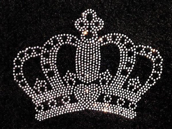 Корона из страз на одежде