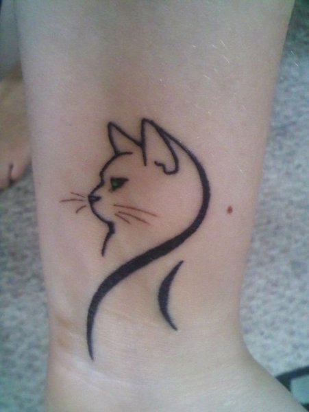 Тату кошка на руке