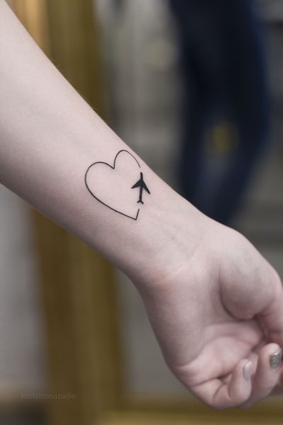 Рисунки на запястье ручкой